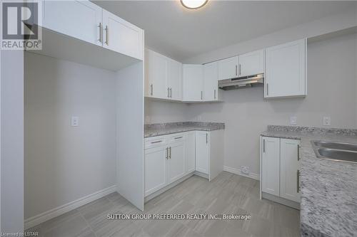 359 Kennington Way, London, ON - Indoor Photo Showing Kitchen