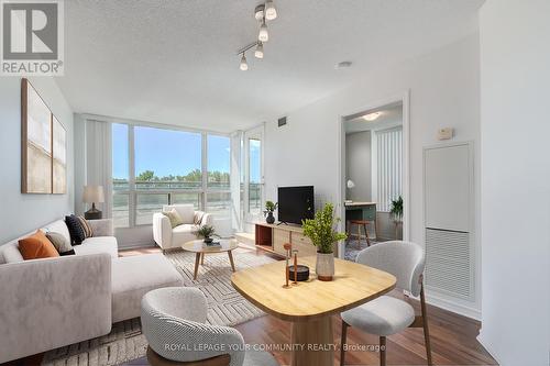 515 - 503 Beecroft Road, Toronto, ON - Indoor Photo Showing Living Room