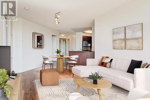 515 - 503 Beecroft Road, Toronto, ON - Indoor Photo Showing Living Room