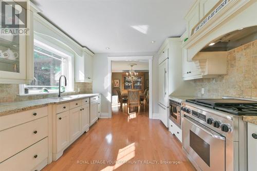 7 Skyview Lane, Aurora, ON - Indoor Photo Showing Kitchen With Upgraded Kitchen