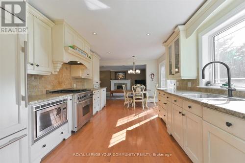 7 Skyview Lane, Aurora, ON - Indoor Photo Showing Kitchen With Double Sink With Upgraded Kitchen