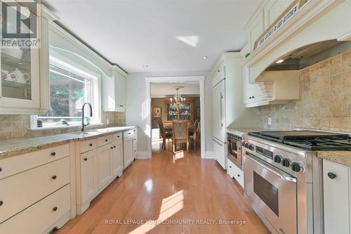 7 Skyview Lane, Aurora, ON - Indoor Photo Showing Kitchen With Upgraded Kitchen