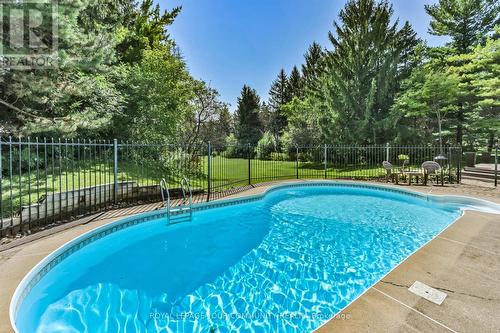 7 Skyview Lane, Aurora, ON - Outdoor With In Ground Pool With Backyard