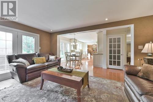 7 Skyview Lane, Aurora, ON - Indoor Photo Showing Living Room