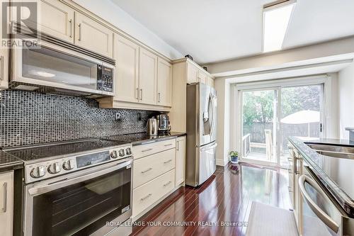 4590 Bay Villa Avenue, Mississauga, ON - Indoor Photo Showing Kitchen With Stainless Steel Kitchen With Upgraded Kitchen