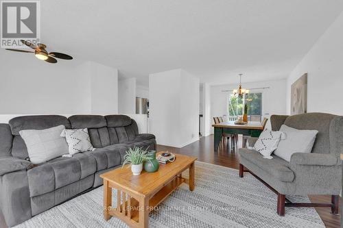 2695 County Rd 40, Quinte West, ON - Indoor Photo Showing Living Room