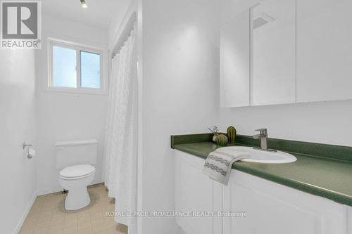 2695 County Rd 40, Quinte West, ON - Indoor Photo Showing Bathroom