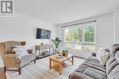 2695 County Rd 40, Quinte West, ON - Indoor Photo Showing Living Room