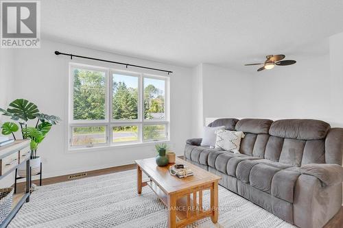 2695 County Rd 40, Quinte West, ON - Indoor Photo Showing Living Room