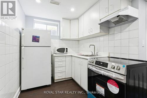 23 Stalbridge Avenue, Brampton, ON - Indoor Photo Showing Kitchen