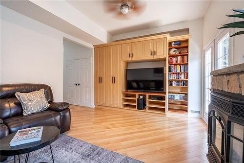 2199 Prescott Place, Burlington, ON - Indoor Photo Showing Living Room