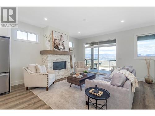 1465 Tower Ranch Drive Lot# 156, Kelowna, BC - Indoor Photo Showing Living Room With Fireplace