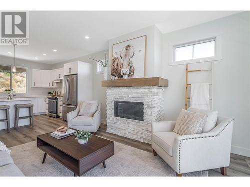 1465 Tower Ranch Drive Lot# 156, Kelowna, BC - Indoor Photo Showing Living Room With Fireplace