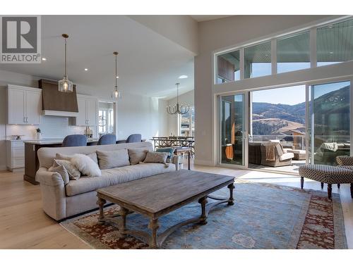 887 Loseth Drive, Kelowna, BC - Indoor Photo Showing Living Room