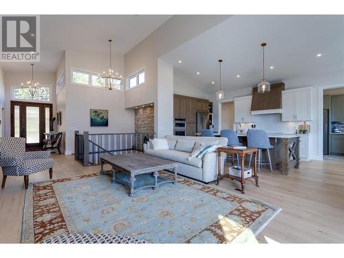 887 Loseth Drive, Kelowna, BC - Indoor Photo Showing Living Room