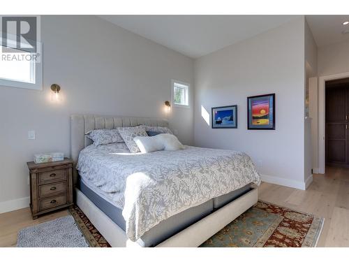 887 Loseth Drive, Kelowna, BC - Indoor Photo Showing Bedroom