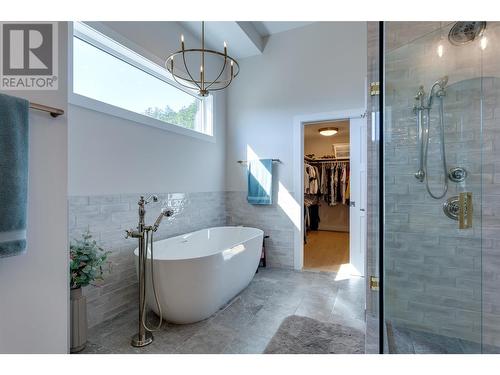 887 Loseth Drive, Kelowna, BC - Indoor Photo Showing Bathroom