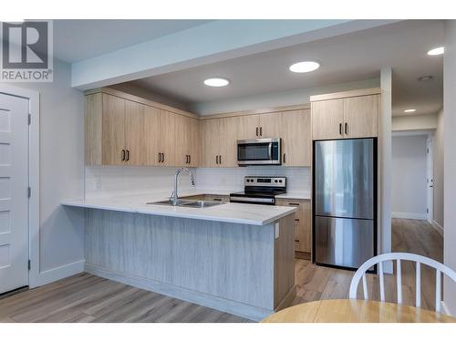 887 Loseth Drive, Kelowna, BC - Indoor Photo Showing Kitchen