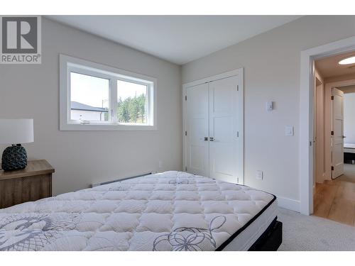 887 Loseth Drive, Kelowna, BC - Indoor Photo Showing Bedroom