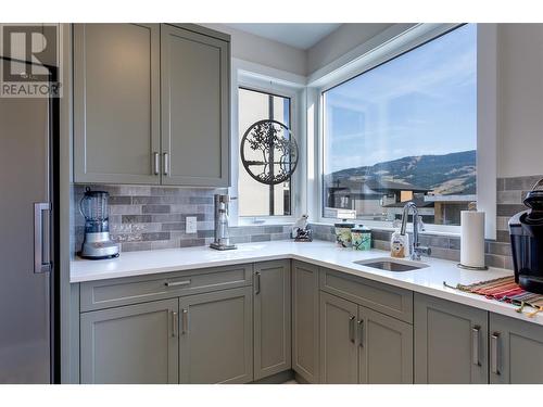 887 Loseth Drive, Kelowna, BC - Indoor Photo Showing Kitchen