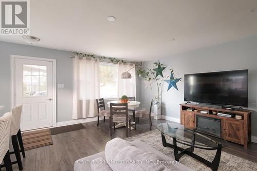 763 Third Avenue, Peterborough (Otonabee), ON - Indoor Photo Showing Living Room