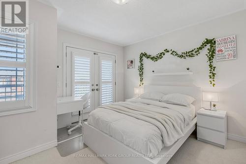 15 Walter English Drive, East Gwillimbury, ON - Indoor Photo Showing Bedroom