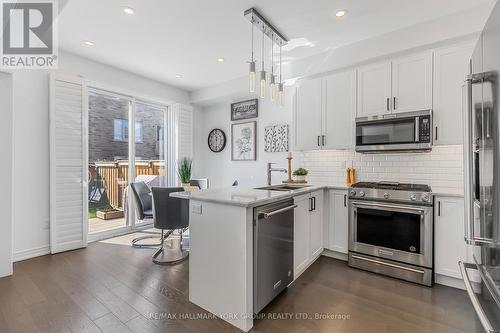 15 Walter English Drive, East Gwillimbury, ON - Indoor Photo Showing Kitchen With Stainless Steel Kitchen With Upgraded Kitchen