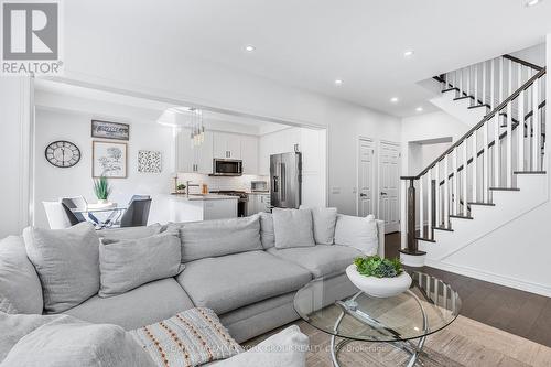 15 Walter English Drive, East Gwillimbury, ON - Indoor Photo Showing Living Room