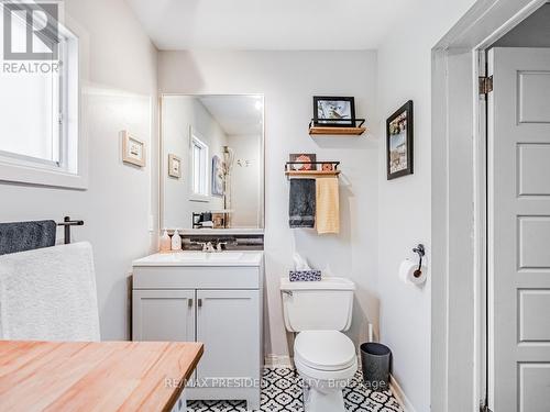 1 Mareve Avenue, Hamilton (Hamilton Beach), ON - Indoor Photo Showing Bathroom