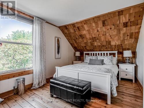 1 Mareve Avenue, Hamilton (Hamilton Beach), ON - Indoor Photo Showing Bedroom