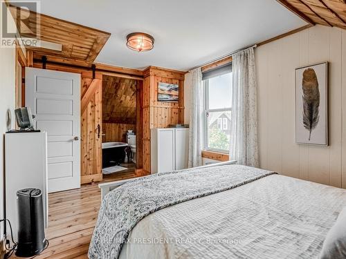 1 Mareve Avenue, Hamilton (Hamilton Beach), ON - Indoor Photo Showing Bedroom