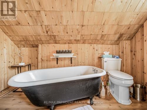 1 Mareve Avenue, Hamilton (Hamilton Beach), ON - Indoor Photo Showing Bathroom