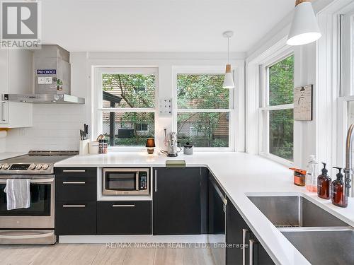 25 Lakeshore Road W, Port Colborne, ON - Indoor Photo Showing Kitchen With Upgraded Kitchen