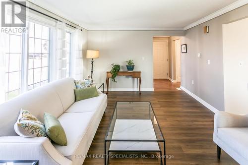 135 Glenariff Drive, Hamilton, ON - Indoor Photo Showing Living Room