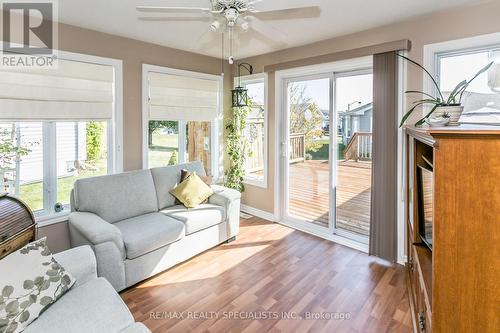 135 Glenariff Drive, Hamilton, ON - Indoor Photo Showing Living Room