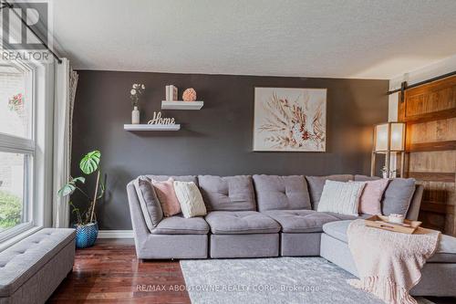 96 Montana Drive, Kitchener, ON - Indoor Photo Showing Living Room