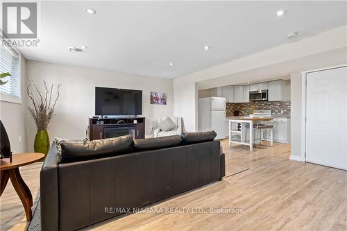 287 Tanbark Drive, Niagara-On-The-Lake, ON - Indoor Photo Showing Living Room