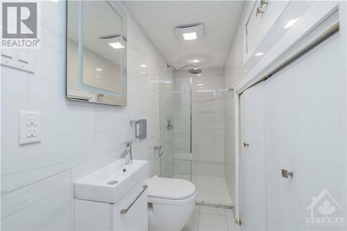 111 Beachview Private, Ottawa, ON - Indoor Photo Showing Bathroom