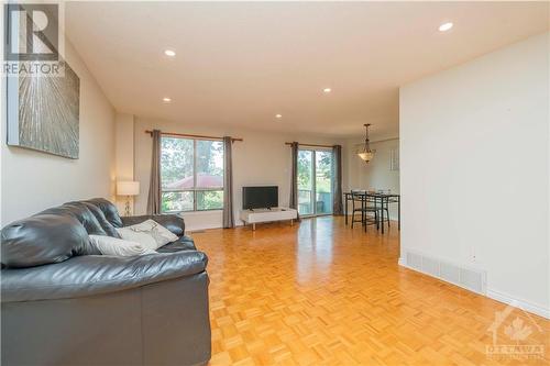 111 Beachview Private, Ottawa, ON - Indoor Photo Showing Living Room