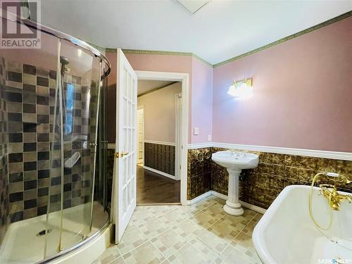 2230 Rose Street, Regina, SK - Indoor Photo Showing Bathroom