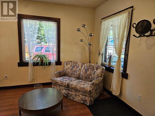 890 Daly Avenue, Hedley, BC - Indoor Photo Showing Living Room