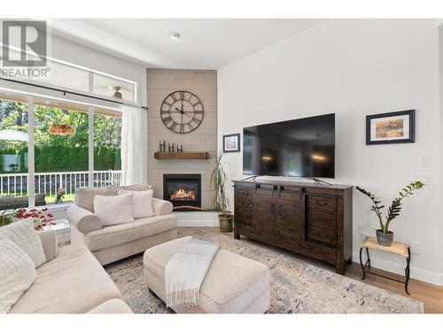 2365 Quail Run Drive Unit# 113, Kelowna, BC - Indoor Photo Showing Living Room With Fireplace