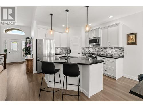 2365 Quail Run Drive Unit# 113, Kelowna, BC - Indoor Photo Showing Kitchen With Upgraded Kitchen