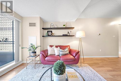 908 - 887 Bay Street, Toronto, ON - Indoor Photo Showing Living Room