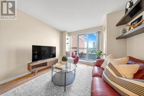 908 - 887 Bay Street, Toronto, ON - Indoor Photo Showing Living Room