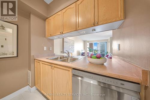 908 - 887 Bay Street, Toronto, ON - Indoor Photo Showing Kitchen With Double Sink