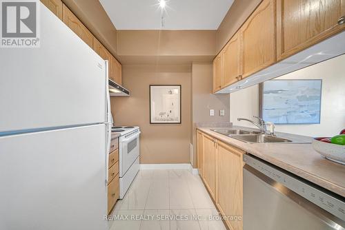 908 - 887 Bay Street, Toronto, ON - Indoor Photo Showing Kitchen With Double Sink