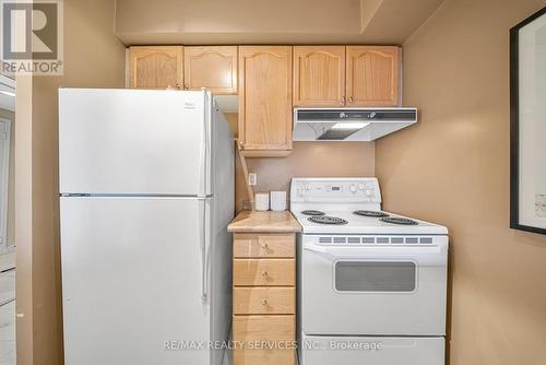 908 - 887 Bay Street, Toronto, ON - Indoor Photo Showing Kitchen