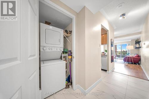 908 - 887 Bay Street, Toronto, ON - Indoor Photo Showing Laundry Room