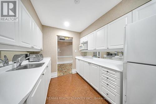 908 - 887 Bay Street, Toronto, ON - Indoor Photo Showing Kitchen